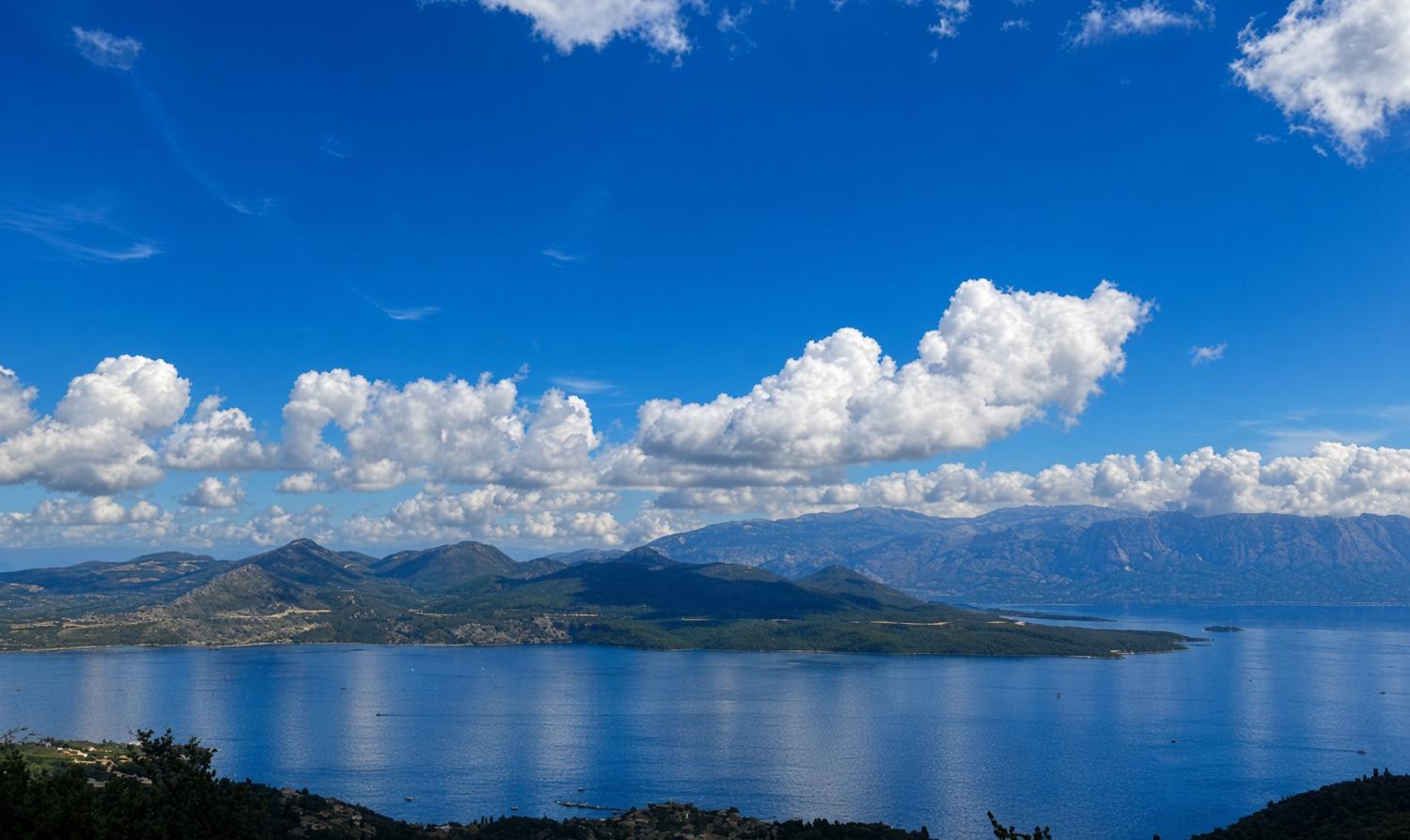 Η γαλάζια θάλασσα του Ιονίου